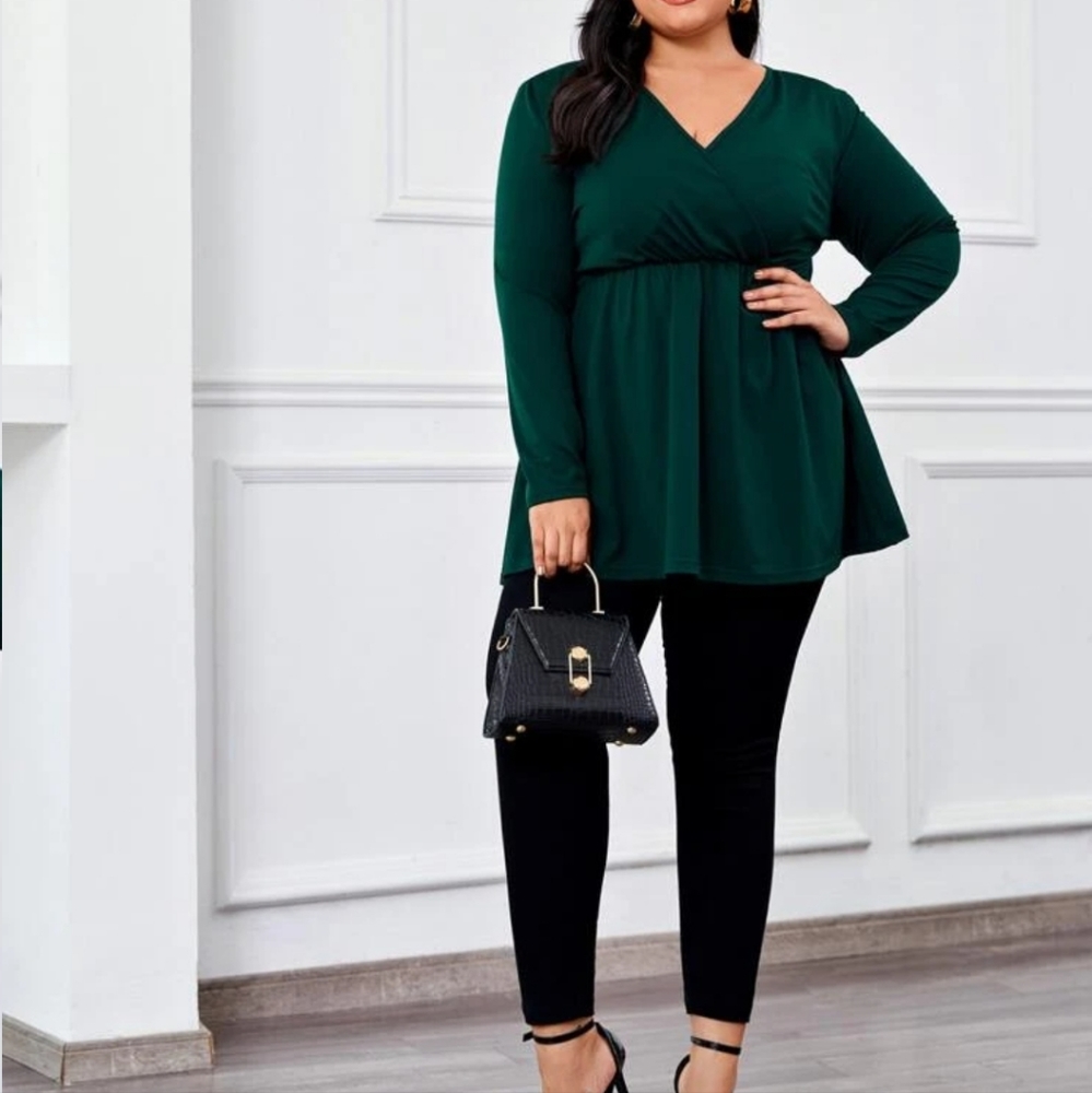 New without tags size 2x hunter green crisscross chest scrunchy waist top.
